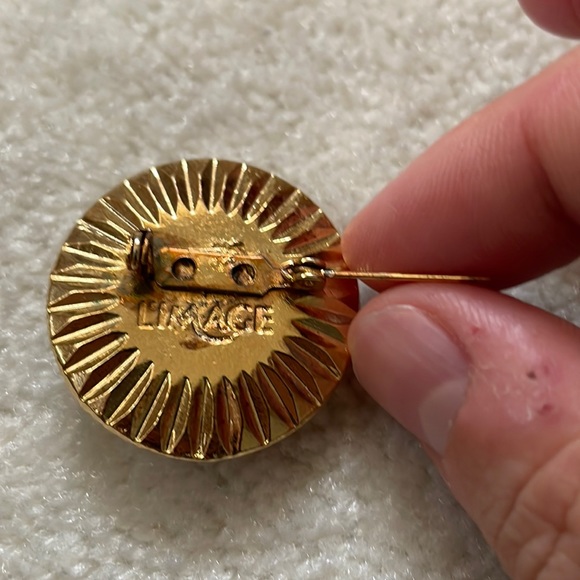 Vintage Faux Pearl and Gold tone brooch - Picture 4 of 6